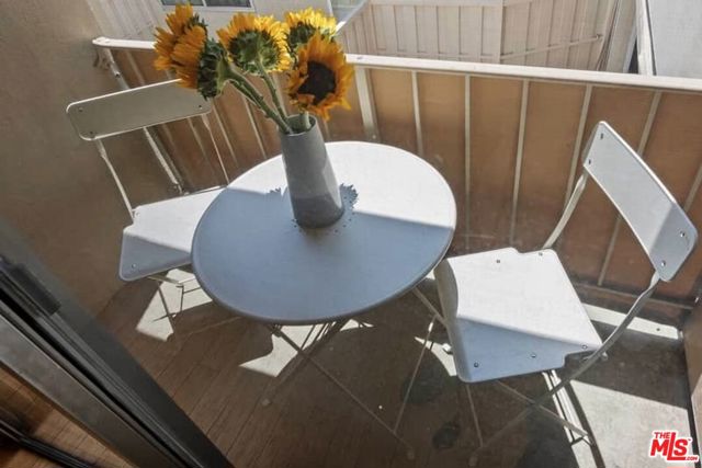 525 N Sycamore Avenue, Los Angeles CA: https://media.crmls.org/mediaz/4d8653e8-e8a1-4331-8575-66d5f517af60.jpg