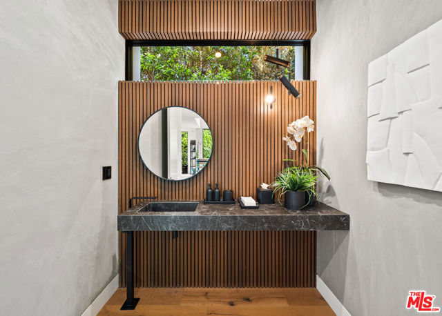849 N Spaulding Avenue, Los Angeles CA: https://media.crmls.org/mediaz/4d86daad-d92d-439a-a77c-a1823eb9a921.jpg