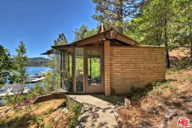 28805 North Shore Road, Lake Arrowhead CA: https://media.crmls.org/mediaz/4d87a6e3-30a7-4abc-831c-802e5fb8aa3b.jpg