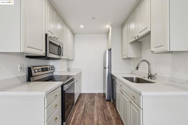 565 Bellevue Ave, Oakland CA: https://media.crmls.org/mediaz/4d88360e-7f9f-4db1-9f7c-a7867fdc0eaf.jpg