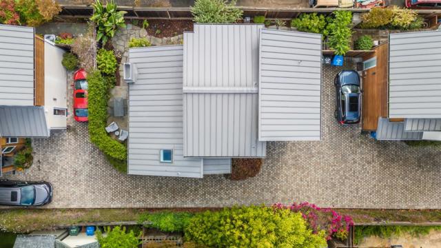 1236 Hoover Street, Menlo Park CA: https://media.crmls.org/mediaz/4d8a53bd-2e18-4d15-a5e1-8052523d045d.jpg