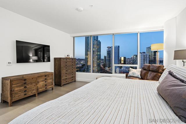 888 W E Street, San Diego CA: https://media.crmls.org/mediaz/4d8ab100-3959-4b32-8778-f54b12697221.jpg
