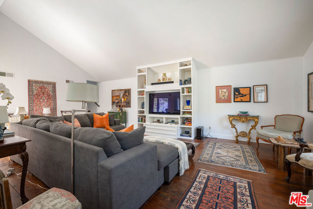 1647 N Beverly Glen Boulevard, Los Angeles CA: https://media.crmls.org/mediaz/4d8add85-dbd3-49a2-990e-52b6d4e250c3.jpg