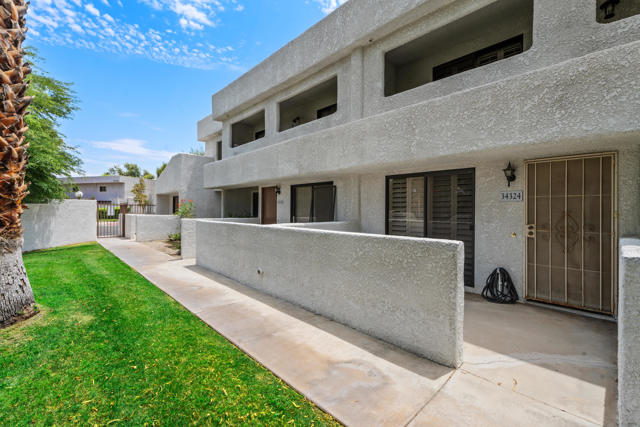 34324 Laura Way, Rancho Mirage CA: https://media.crmls.org/mediaz/4d8b0e81-1b40-447e-a944-d91184d4189e.jpg
