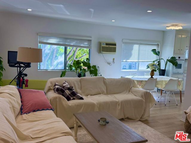 2803 Arizona Avenue, Santa Monica CA: https://media.crmls.org/mediaz/4d8b57f2-98c3-4d8c-8756-f9ec7e8085f6.jpg