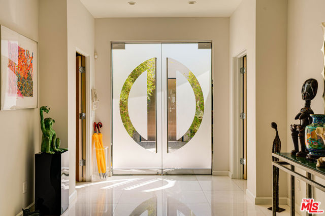 1821 Loma Vista Drive, Beverly Hills CA: https://media.crmls.org/mediaz/4d8b5d09-66dd-4e77-98a1-5fbf92bbd79e.jpg