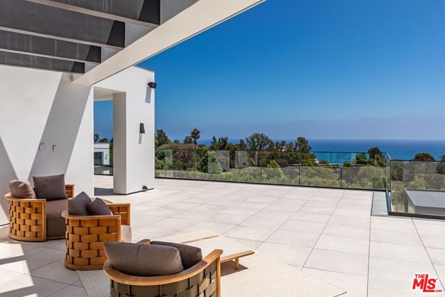 27715 Pacific Coast Highway, Malibu CA: https://media.crmls.org/mediaz/4d8be2c5-6550-41f5-ae01-3e2c78f1f4f3.jpg
