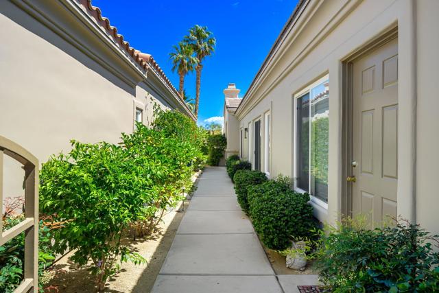 78328 Calle Las Ramblas, La Quinta CA: https://media.crmls.org/mediaz/4d8be6e4-cc53-40c1-b2f9-84b5fbee2cd8.jpg