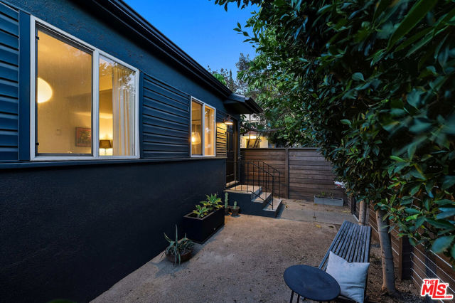 517 Venice Way, Venice CA: https://media.crmls.org/mediaz/4d8c454a-ec59-4715-bccb-b6e38aeae46f.jpg