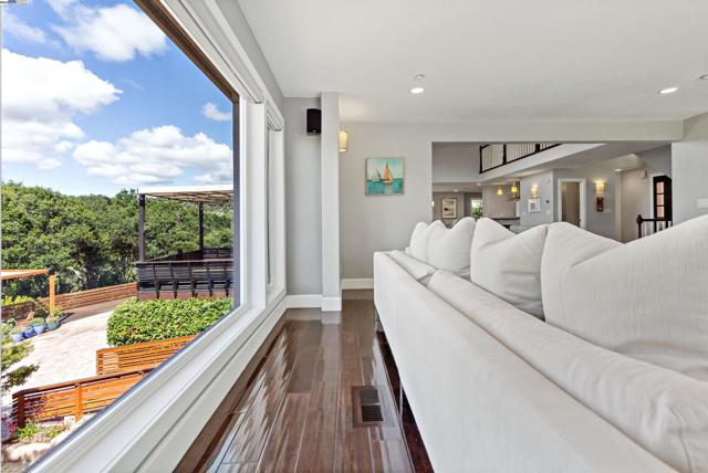25444 University Ct, Hayward CA: https://media.crmls.org/mediaz/4d8c9d64-ea8f-4fb8-8f60-de8701ad8519.jpg