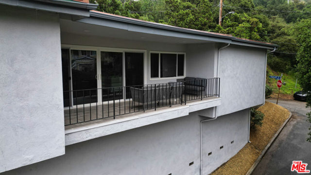 7083 Highcliff Trail, Tujunga CA: https://media.crmls.org/mediaz/4d8dbb22-c209-449b-875d-60a0a82b6f02.jpg