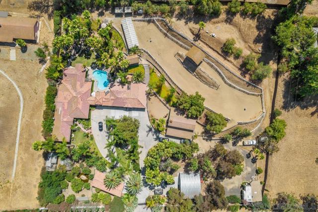 4716 S Mission Rd, Fallbrook CA: https://media.crmls.org/mediaz/4d8eceb3-3c81-4b57-ad72-cadf87da6a09.jpg