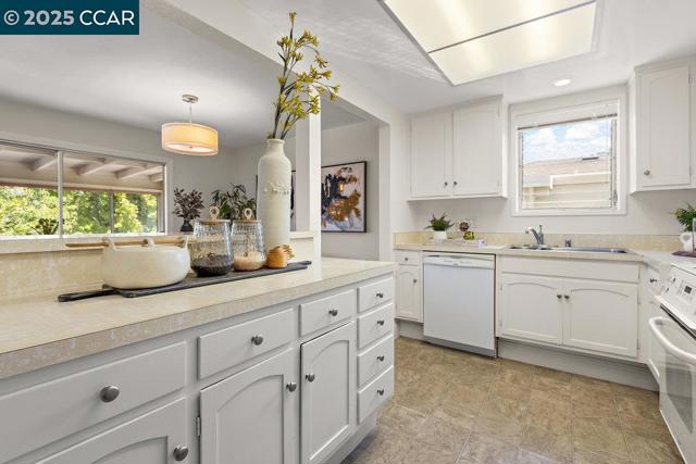 2200 Pine Knoll Dr, Walnut Creek CA: https://media.crmls.org/mediaz/4d902f12-b762-4fd1-8681-34843f884309.jpg