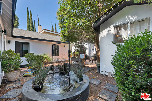 5341 Mecca Avenue, Tarzana CA: https://media.crmls.org/mediaz/4d9097d2-4e50-4356-abc5-f98cd5ddce0f.jpg