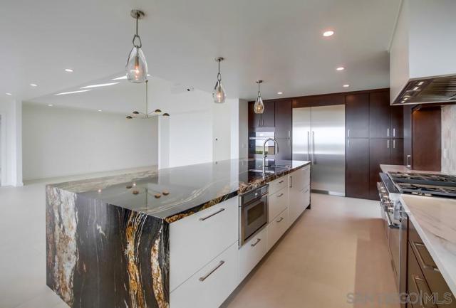 14066 Crest Way, Del Mar CA: https://media.crmls.org/mediaz/4d90b81f-f5be-40eb-8fba-0cfd325e15c5.jpg