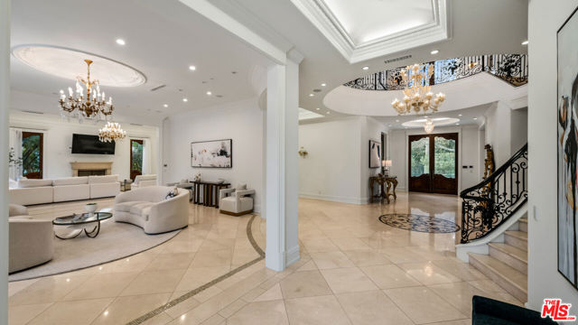 1021 N Crescent Drive, Beverly Hills CA: https://media.crmls.org/mediaz/4d914206-f333-4cd2-8f7f-8d1b62ef2779.jpg