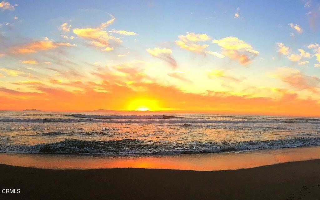 https://media.crmls.org/mediaz/4d91964f-9872-4f16-a362-47bbb460d25a.jpg?preset=X-Large