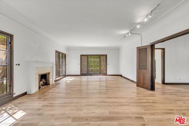626 N Canon Drive, Beverly Hills CA: https://media.crmls.org/mediaz/4d928d12-9650-4e55-851b-d071028668ad.jpg