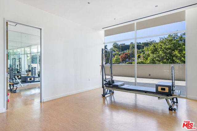 Image 17 of 22 For 9255 Doheny Road 1006