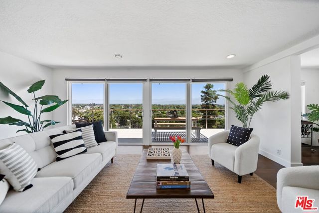 11689 Picturesque Drive, Studio City CA: https://media.crmls.org/mediaz/4d934638-1313-4124-82e2-4f5d705b010d.jpg