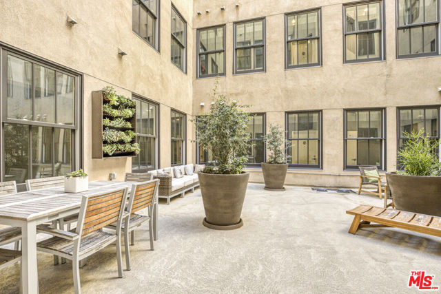 253 S Broadway, Los Angeles CA: https://media.crmls.org/mediaz/4d93e463-e705-4a8c-9ff0-699ced3c8822.jpg