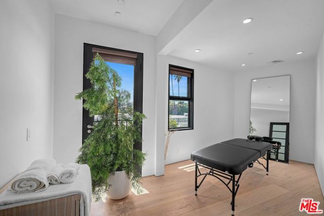 455 Castle Place, Beverly Hills CA: https://media.crmls.org/mediaz/4d9436cf-fb15-40cf-adb9-45e71dce5124.jpg