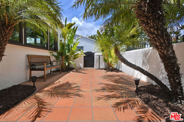 10344 Woodbridge Street, Toluca Lake CA: https://media.crmls.org/mediaz/4d94a2b1-889c-488f-9216-9cdc5c196733.jpg