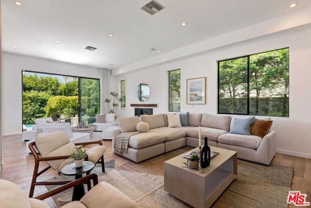 3571 Colonial Avenue, Los Angeles CA: https://media.crmls.org/mediaz/4d94bd99-0704-4692-a40d-4bf68965ea42.jpg