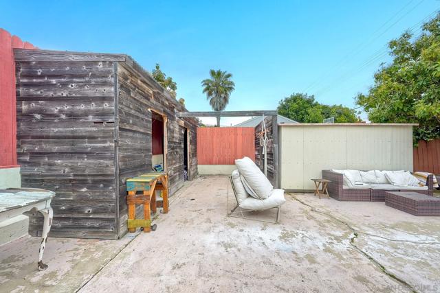 1852 Locust St, San Diego CA: https://media.crmls.org/mediaz/4d9637bd-4cd6-4585-b7a4-92a88b261f79.jpg