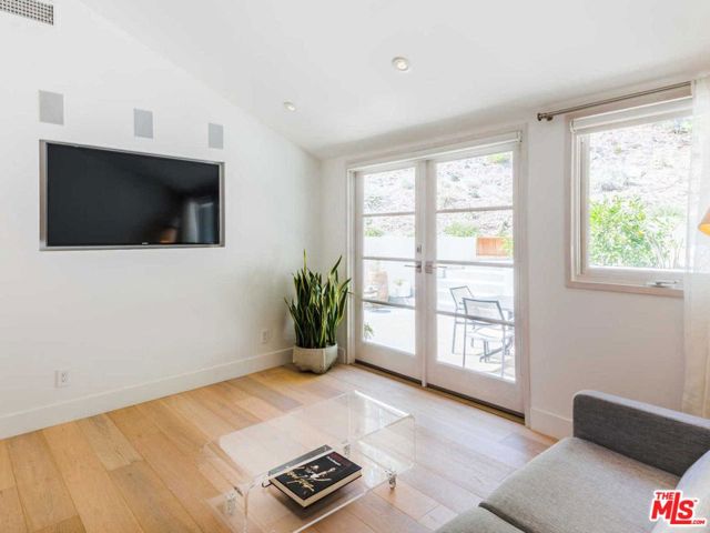 3279 Ledgewood Drive, Los Angeles CA: https://media.crmls.org/mediaz/4d963f2e-3ba8-4ff1-bc14-b85b95b658e6.jpg