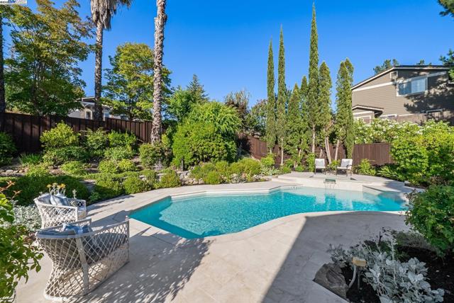 290 Bolla Ave, Alamo CA: https://media.crmls.org/mediaz/4d964073-aeb3-4a51-8c2f-63f0c69d97c7.jpg