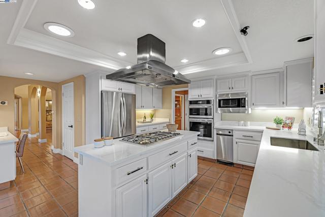 20340 Hunters Knls, Castro Valley CA: https://media.crmls.org/mediaz/4d969e06-16a0-4713-aaa1-a5e522ff4cbb.jpg