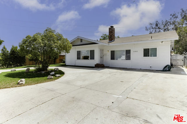 11812 RANDALL Street, Sun Valley CA: https://media.crmls.org/mediaz/4d96abe6-52e4-4890-a9da-47d29deaf196.jpg