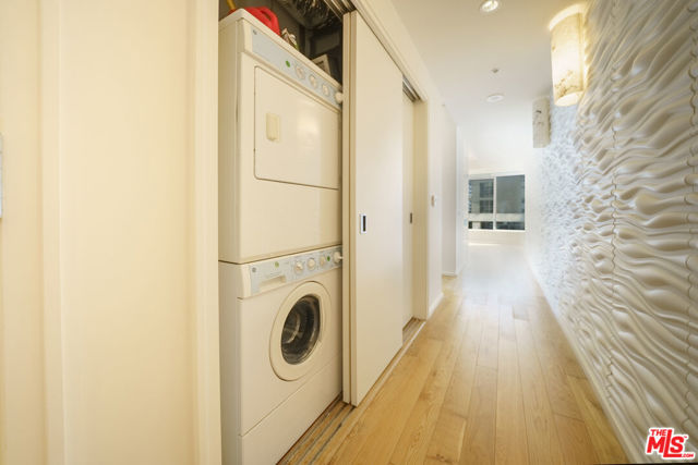 1155 S Grand Avenue, Los Angeles CA: https://media.crmls.org/mediaz/4d96faa6-c2f0-4d62-85fb-088735eecc73.jpg