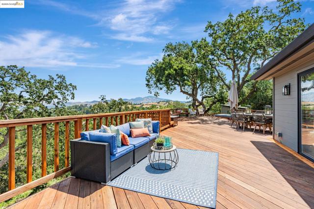 3336 Oak Ct, Lafayette CA: https://media.crmls.org/mediaz/4d97620a-e65b-48ca-aec5-3bdf90d3f781.jpg