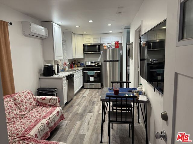 1501 Hartsook Street, Sherman Oaks CA: https://media.crmls.org/mediaz/4d977513-6008-4f2f-89f0-470540045ef6.jpg