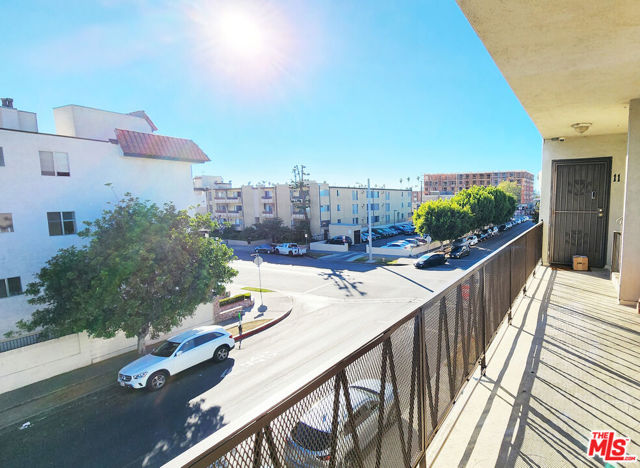 4171 W 4th Street, Los Angeles CA: https://media.crmls.org/mediaz/4d9795ab-02b6-4e79-8157-f2ca636dc50a.jpg