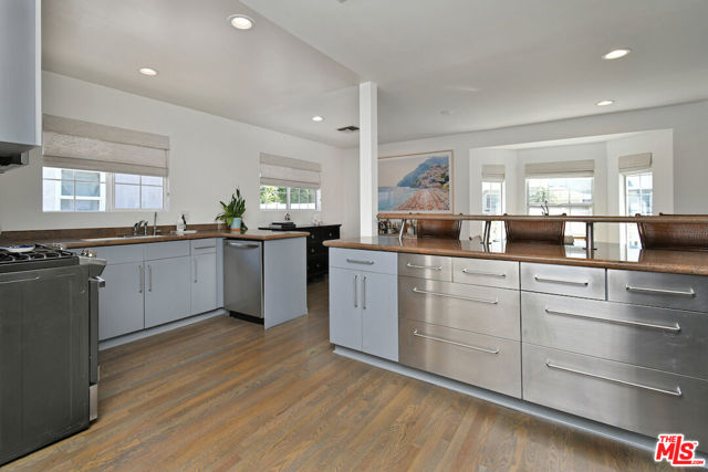 18033 Rosita Street, Encino CA: https://media.crmls.org/mediaz/4d97f89a-4f26-46a9-91d4-780b12947636.jpg