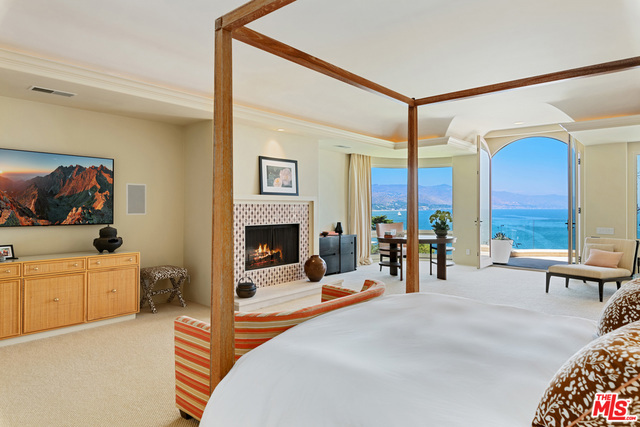 28808 Cliffside Drive, Malibu CA: https://media.crmls.org/mediaz/4d97f8ee-13d9-4ae5-9bfc-14188919c6ca.jpg