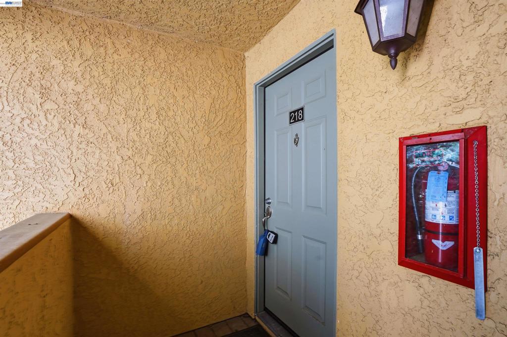 https://media.crmls.org/mediaz/4d982215-097c-4015-b3c1-82ec0a9e94f2.jpg?preset=X-Large