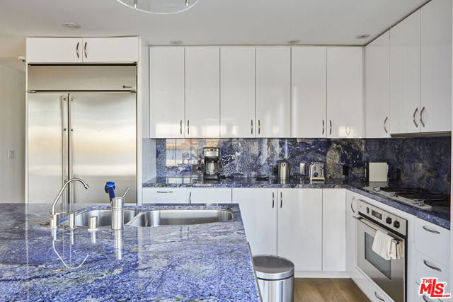 5515 Pacific Avenue, Marina del Rey CA: https://media.crmls.org/mediaz/4d9896ae-3d7c-48c0-842e-ad1f7e978da3.jpg