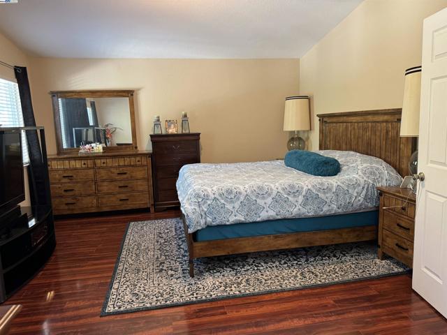 10342 Mono Ct, Stockton CA: https://media.crmls.org/mediaz/4d998322-6cdc-4678-98b9-10a3e5b265f8.jpg