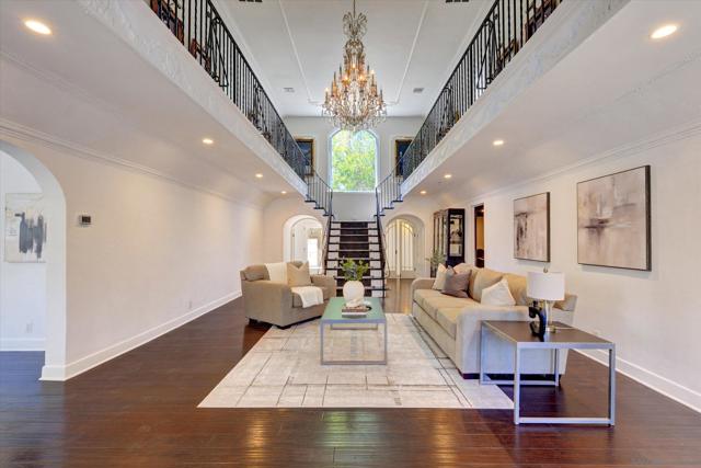 1901 N Catalina Street, Los Angeles CA: https://media.crmls.org/mediaz/4d99966b-5283-46f3-805f-3892f0727a15.jpg