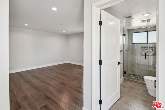 819 E La Palma Drive, Inglewood CA: https://media.crmls.org/mediaz/4d9bb981-2bbf-4f69-be19-7264a5a361d9.jpg