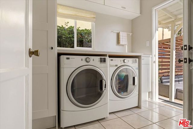 340 S Madison Way, Glendale CA: https://media.crmls.org/mediaz/4d9c3fcc-d099-40c8-8587-5f763950c80a.jpg