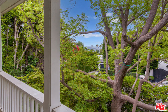 1290 Sunset Plaza Drive, Los Angeles CA: https://media.crmls.org/mediaz/4d9ccaba-664e-45db-8456-bc249eb5524d.jpg