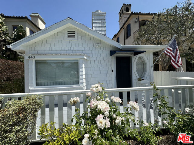 440 Howland Canal, Venice CA: https://media.crmls.org/mediaz/4d9ce7ae-113a-4961-b4a0-b9c686e7853e.jpg
