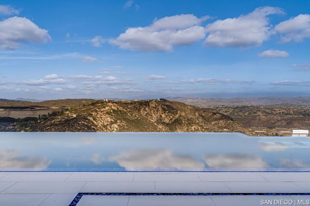 18386 Avenida Apice, Rancho Santa Fe CA: https://media.crmls.org/mediaz/4d9d7584-3218-4373-baa0-56aacd349024.jpg