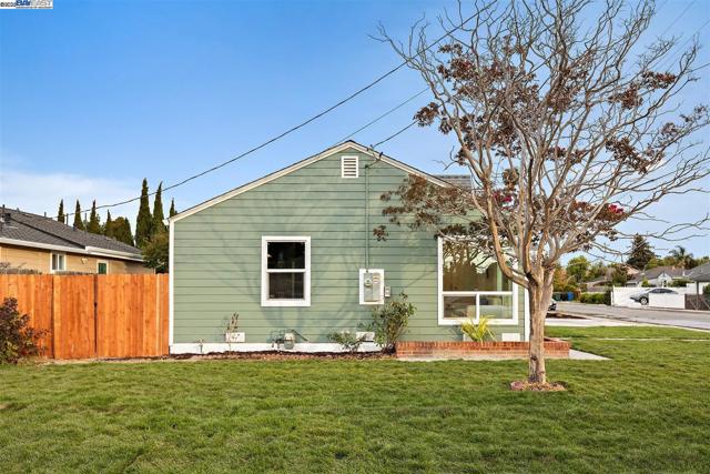 36702 Olive St, Newark CA: https://media.crmls.org/mediaz/4d9e03d3-830a-4ec1-b597-354e57756fba.jpg
