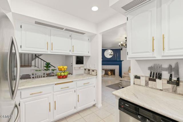 Detail Gallery Image 5 of 28 For 238 Camino Toluca, Camarillo,  CA 93010 - 2 Beds | 2/1 Baths